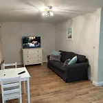 Fantastic Large 1 Bed Loft Flat Close To Heathrow - 77Vfr5