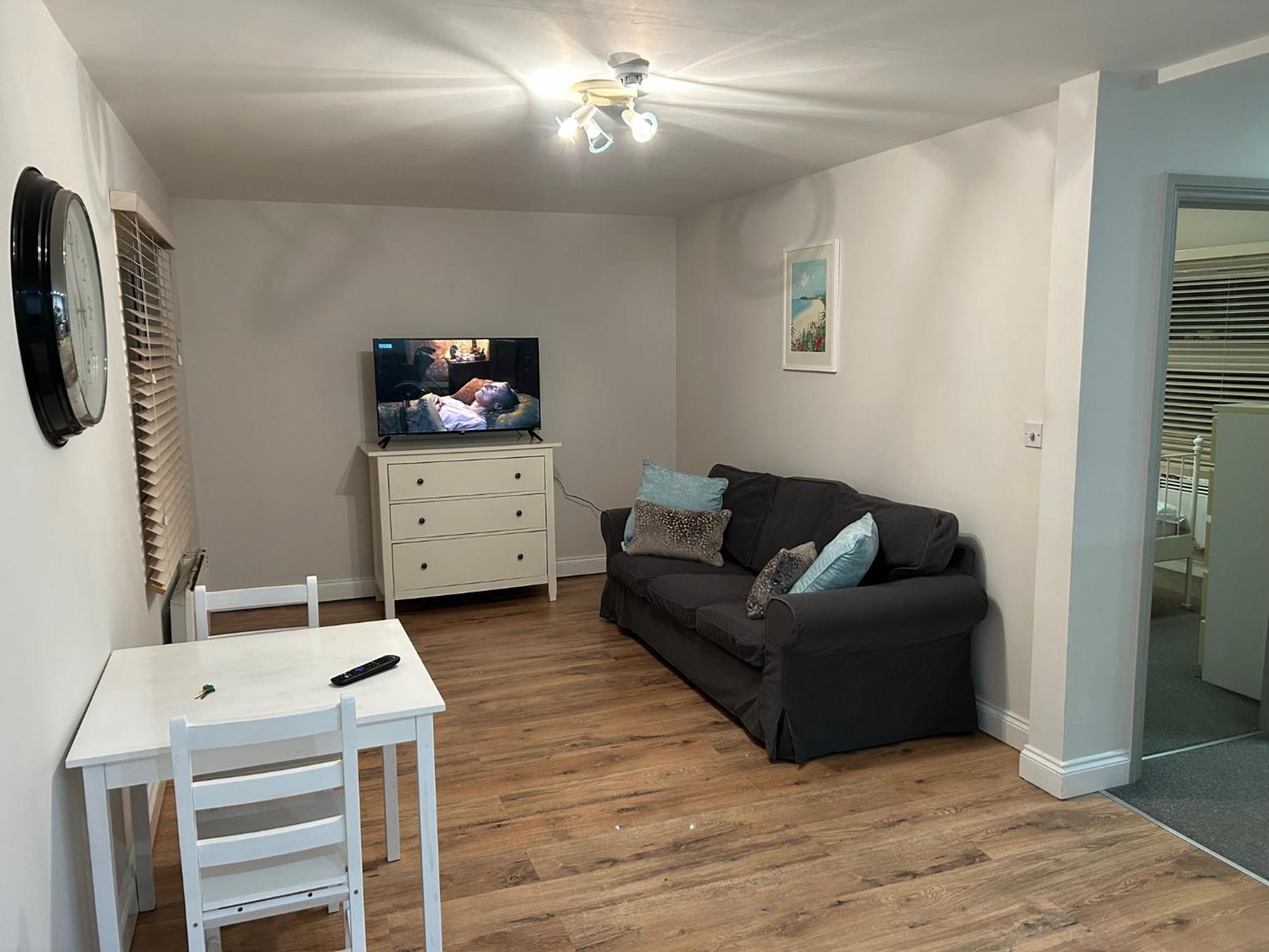 Fantastic Large 1 Bed Loft Flat Close To Heathrow - 77vfr5